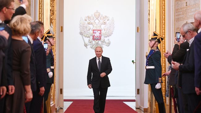 Избранный президент РФ Владимир Путин во время церемонии инаугурации в Кремле. 7 мая 2018 Избранный президент РФ Владимир Путин во время церемонии инаугурации в Кремле. 7 мая 2018