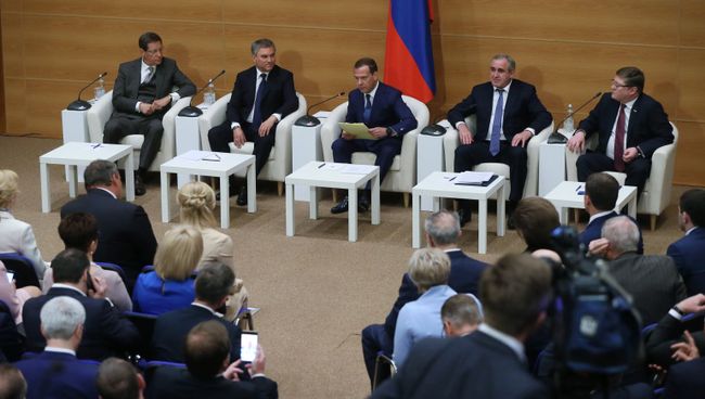 Исполняющий обязанности председателя правительства РФ Дмитрий Медведев во время встречи с депутатами фракции Единая Россия в Государственной Думе РФ. 7 мая 2018 Исполняющий обязанности председателя правительства РФ Дмитрий Медведев во время встречи с депутатами фракции Единая Россия в Государственной Думе РФ. 7 мая 2018