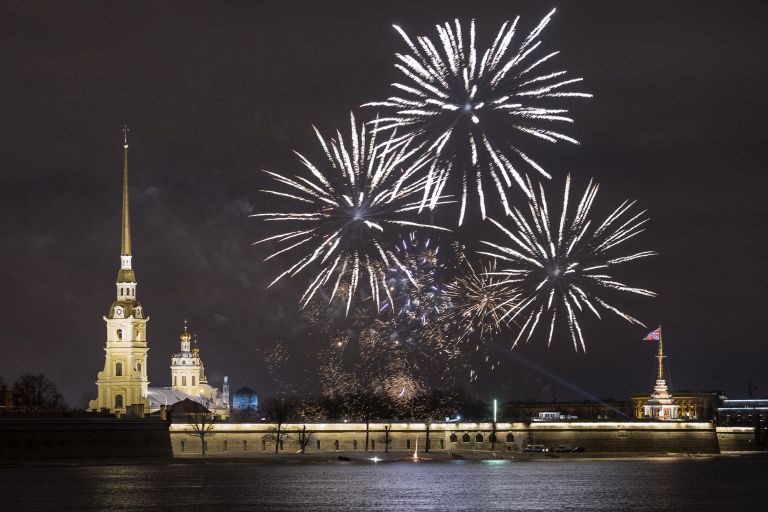 Праздничный салют над Петропавловской крепостью в Санкт-Петербурге. Архивное фото.