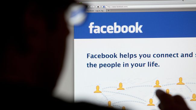 Страница социальной сети Facebook на экране компьютера Страница социальной сети Facebook на экране компьютера