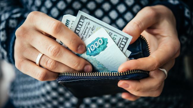 Российские рубли и доллары США в кошельке. Архивное фото
