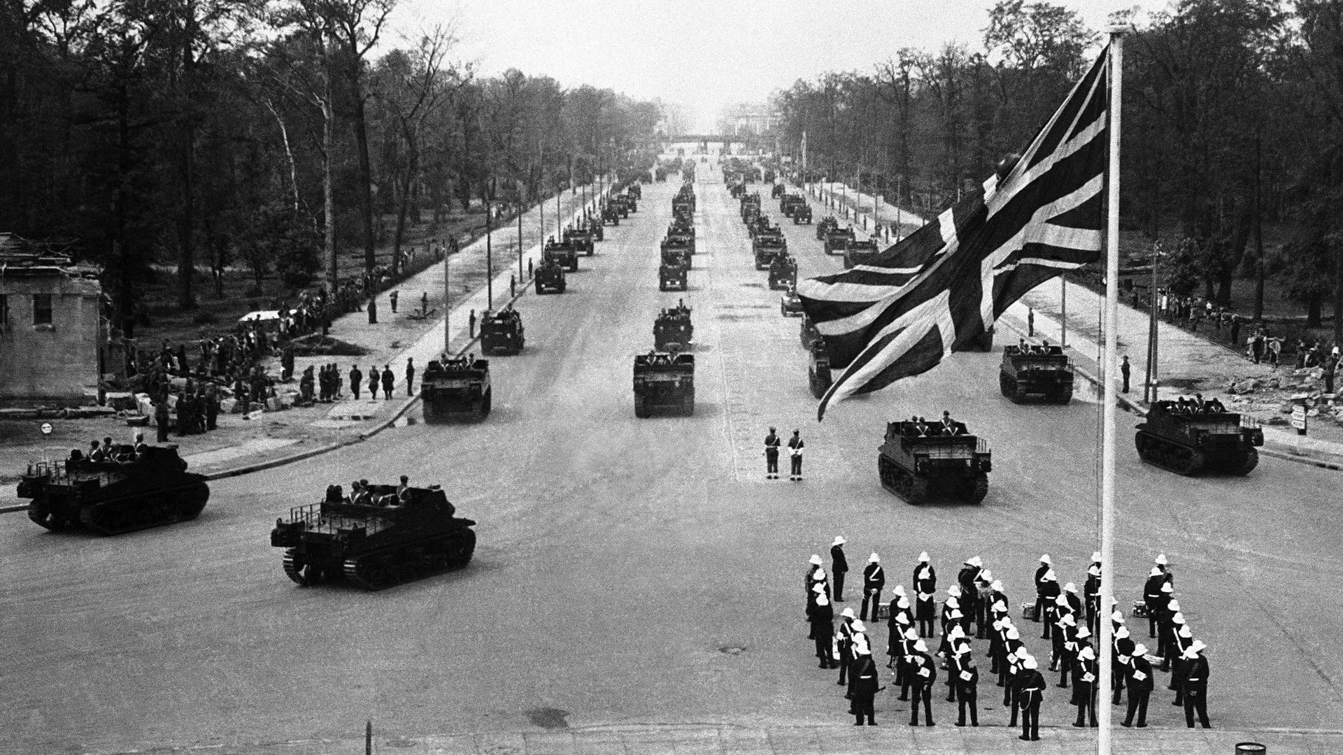 Британские военные во время парада в Берлине. 13 июля 1945 Британские военные во время парада в Берлине. 13 июля 1945 - РИА Новости, 1920, 03.05.2021