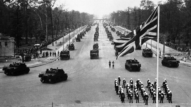 Британские военные во время парада в Берлине. 13 июля 1945 Британские военные во время парада в Берлине. 13 июля 1945