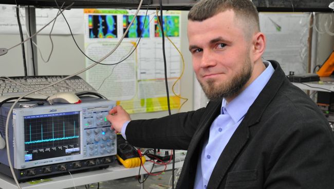 Научный сотрудник Сергей Алышев за измерением параметров висмутового лазера Научный сотрудник Сергей Алышев за измерением параметров висмутового лазера