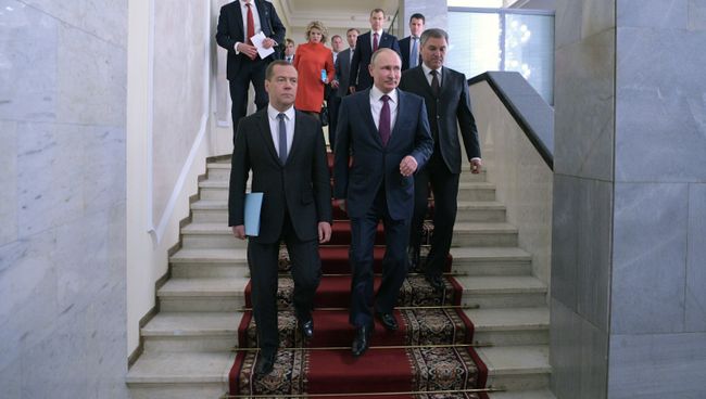 Президент РФ Владимир Путин, исполняющий обязанности председателя правительства РФ Дмитрий Медведев и председатель Государственной Думы РФ Вячеслав Володин перед началом пленарного заседания Государственной Думы РФ. 8 мая 2018