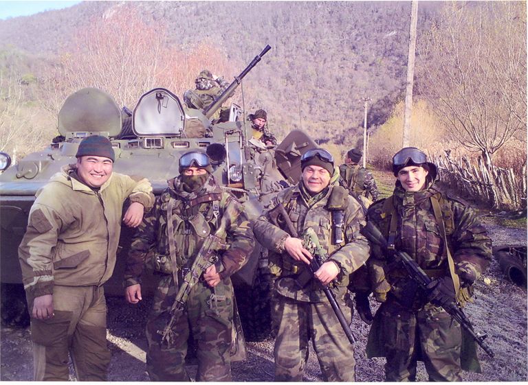 Герой России Анатолий Лебедь (2-й слева) с боевыми товарищами у бронетранспортёра. Служебная командировка в республику Абхазия, 2008 г.