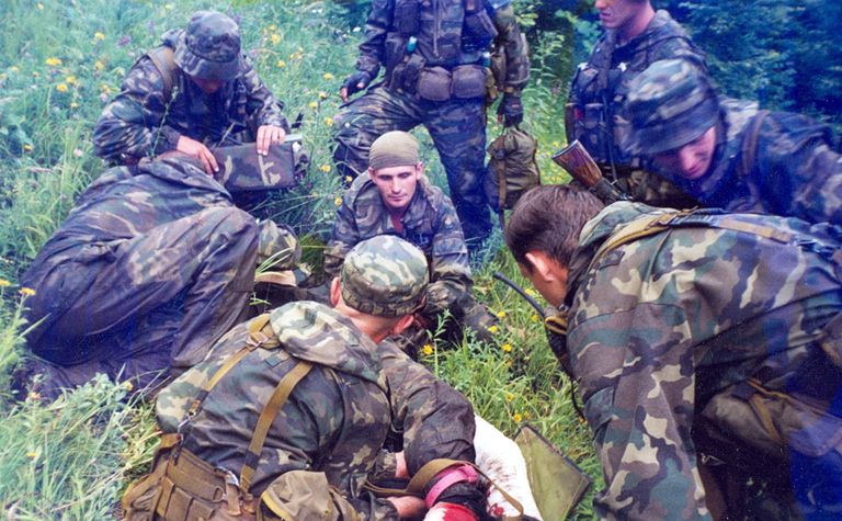 Оказание первой медицинской помощи раненому в бою бойцу. Чечня, 4 августа, 2005 гг.