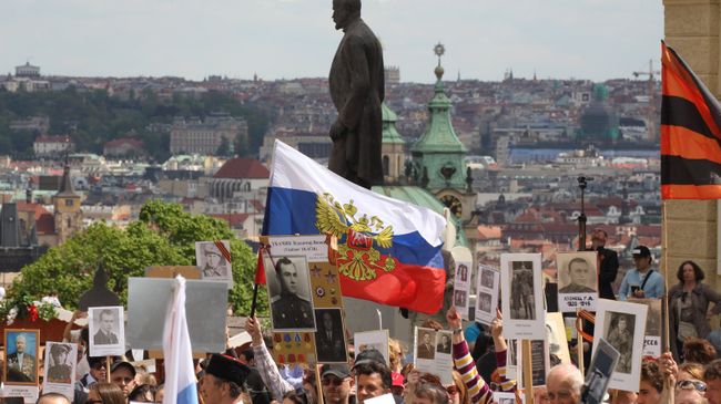 Участники акции Бессмертный полк во время шествия по улицам Праги Участники акции Бессмертный полк во время шествия по улицам Праги
