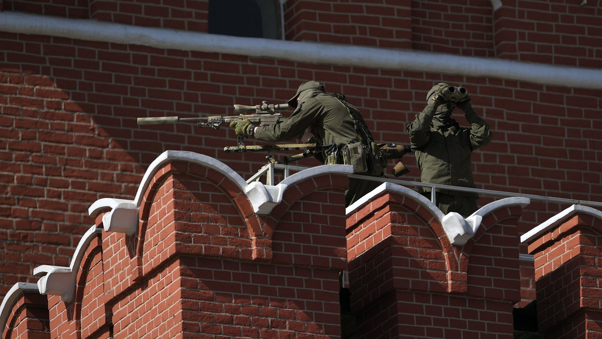 Снайперы на стене Московского Кремля перед началом парада Победы Снайперы на стене Московского Кремля перед началом парада Победы - РИА Новости, 1920, 21.04.2023