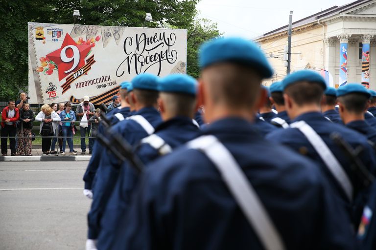 Военнослужащие на военном параде в Новороссийске, посвященном 73-й годовщине Великой Победы в Великой Отечественной войне. 9 мая 2018 Военнослужащие на военном параде в Новороссийске, посвященном 73-й годовщине Великой Победы в Великой Отечественной войне. 9 мая 2018
