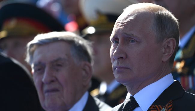Президент России Владимир Путин во время военного парада в ознаменование 73-й годовщины Победы в Великой Отечественной войне 1941–1945 годов на Красной площади в Москве. 9 мая 2018 Президент России Владимир Путин во время военного парада в ознаменование 73-й годовщины Победы в Великой Отечественной войне 1941–1945 годов на Красной площади в Москве. 9 мая 2018