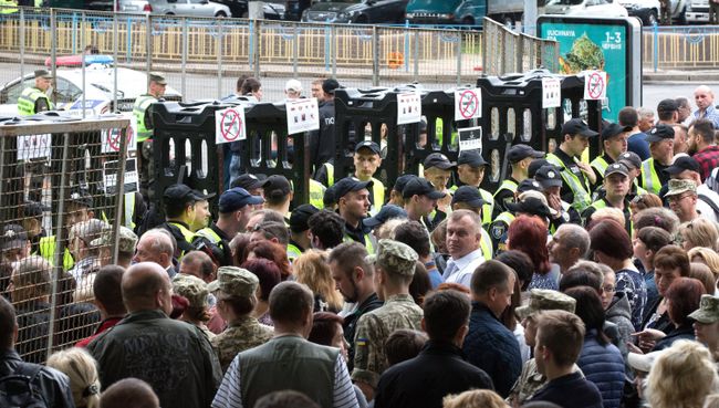 Сотрудники Национальной гвардии Украины перед началом акции Бессмертный полк в Киеве. 9 мая 2018 Сотрудники Национальной гвардии Украины перед началом акции Бессмертный полк в Киеве. 9 мая 2018