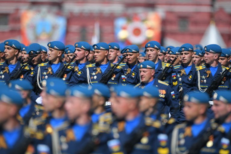 Парадный расчет Воздушно-десантных войск на военном параде, посвященном 73-й годовщине Победы в Великой Отечественной войне (1941— 1945)