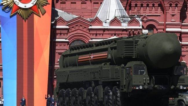 Транспортно-пусковой контейнер комплекса РС-24 Ярс на военном параде, посвященном 73-й годовщине Победы в Великой Отечественной войне 1941-1945 годов