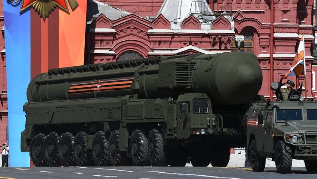 Транспортно-пусковой контейнер комплекса РС-24 Ярс на военном параде, посвященном 73-й годовщине Победы в Великой Отечественной войне 1941-1945 годов Транспортно-пусковой контейнер комплекса РС-24 Ярс на военном параде, посвященном 73-й годовщине Победы в Великой Отечественной войне 1941-1945 годов
