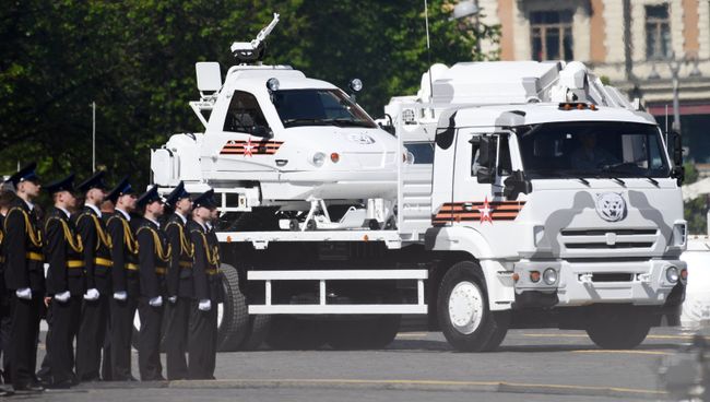 Армейский снегоход ТТМ 1901-40 на автомобиле КамАЗ 65117 на военном параде, посвященном 73-й годовщине Победы в Великой Отечественной войне 1941-1945 годов