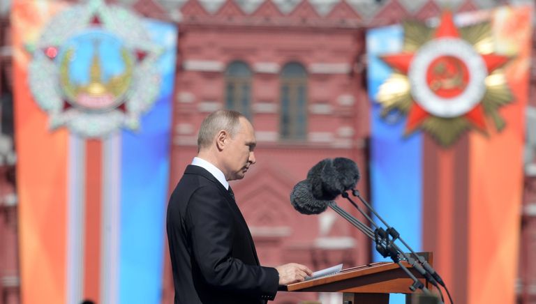 Президент РФ Владимир Путин выступает во время военного парада в ознаменование 73-й годовщины Победы в Великой Отечественной войне 1941–1945 годов на Красной площади в Москве. 9 мая 2018 Президент РФ Владимир Путин выступает во время военного парада в ознаменование 73-й годовщины Победы в Великой Отечественной войне 1941–1945 годов на Красной площади в Москве. 9 мая 2018