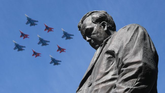 Многоцелевые истребители Су-30СМ пилотажной группы Русские Витязи и МиГ-29 пилотажной группы Стрижи на военном параде, посвященном 73-й годовщине Победы в Великой Отечественной войне 1941-1945 годов