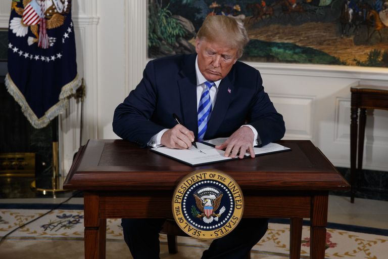 Президент США Дональд Трамп объявил о расторжении ядерной сделки с Ираном. 8 мая 2018