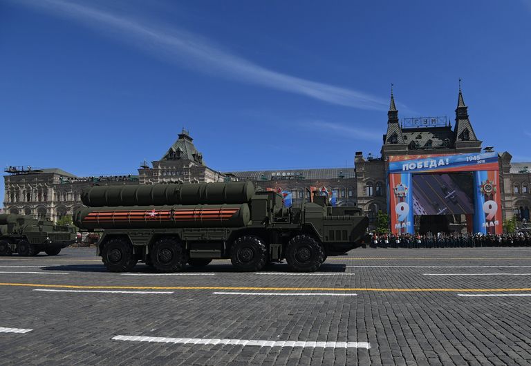 Транспортно-пусковая установка зенитного ракетного комплекса С-400 Триумф на военном параде, посвященном 73-й годовщине Победы в ВОВ