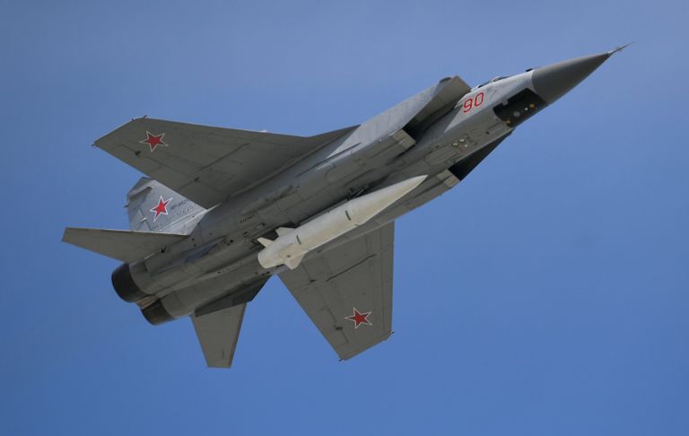 Многоцелевой истребитель МиГ-31 с гиперзвуковой ракетой Кинжал