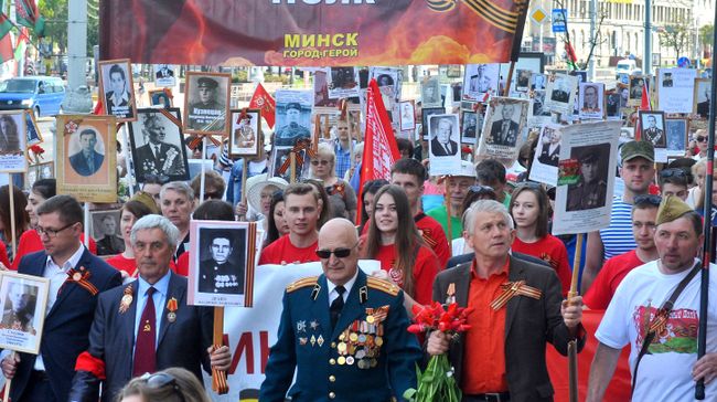 Участники акции Бессмертный полк в Минске. 9 мая 2018 Участники акции Бессмертный полк в Минске. 9 мая 2018