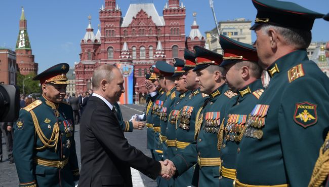 Президент России Владимир Путин и и.о. министра оборны РФ Сергей Шойгу после окончания военного парада в честь 73-й годовщины Победы в ВОВ