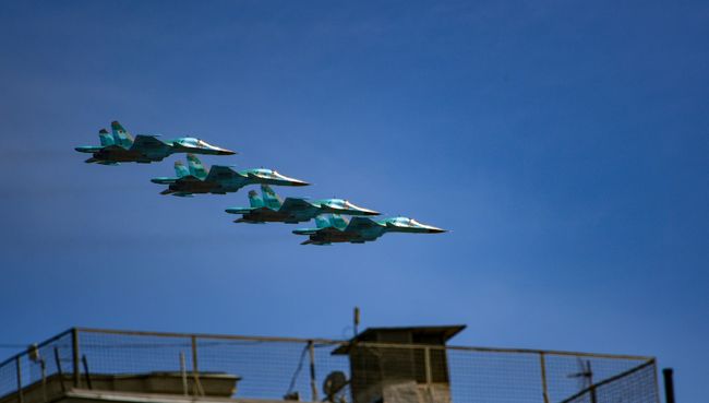 Истребители-бомбардировщики Су-34 во время воздушной части военного парада, посвященного 73-й годовщине Победы в ВОВ