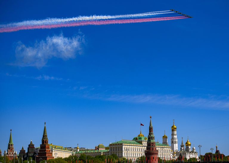 Штурмовики Су-25 во время воздушной части военного парада, посвященного 73-й годовщине Победы в ВОВ