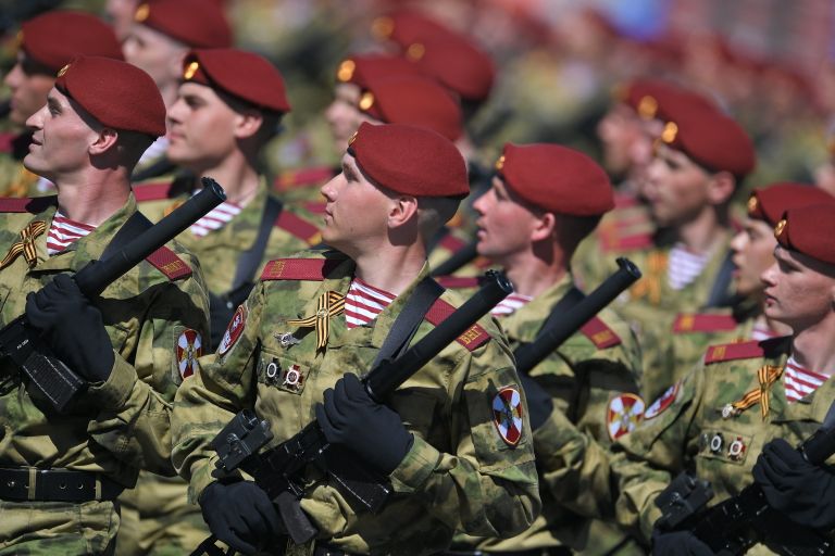 Парадный расчет Войск национальной гвардии Российской Федерации на военном параде, посвященном 73-й годовщине Победы в ВОВ