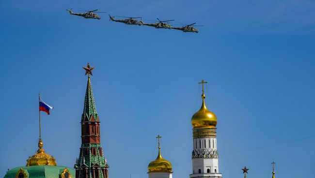 Ударные вертолеты Ми-24П во время воздушной части военного парада, посвященного 73-й годовщине Победы в ВОВ
