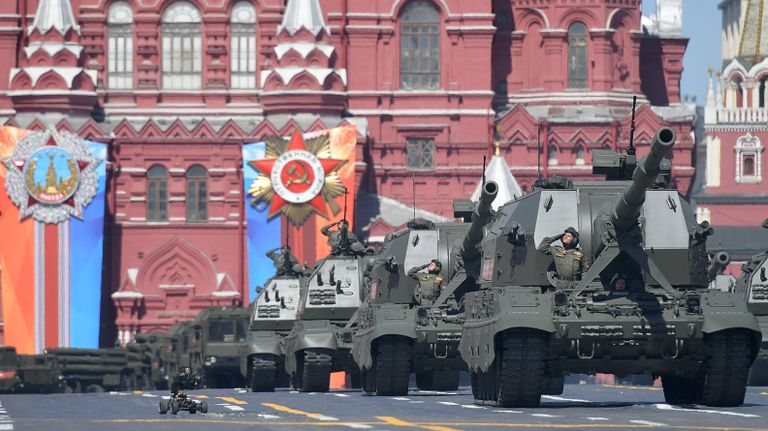 Самоходные артиллерийские установки Коалиция-СВ и Мста-С на военном параде, посвященном 73-й годовщине Победы в ВОВ Самоходные артиллерийские установки Коалиция-СВ и Мста-С на военном параде, посвященном 73-й годовщине Победы в ВОВ