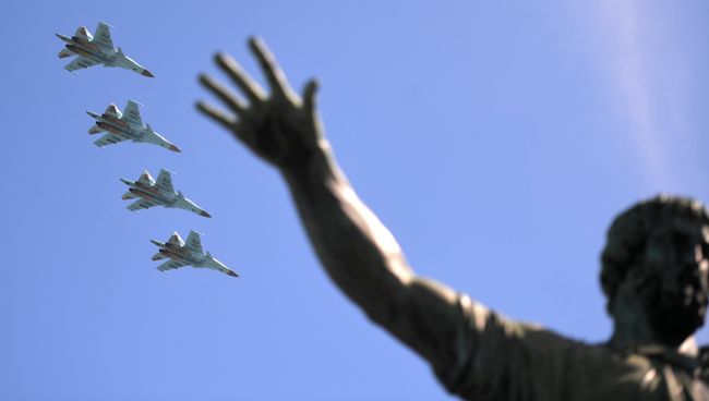 Истребители-бомбардировщики Су-34 на военном параде, посвященном 73-й годовщине Победы в ВОВ Истребители-бомбардировщики Су-34 на военном параде, посвященном 73-й годовщине Победы в ВОВ