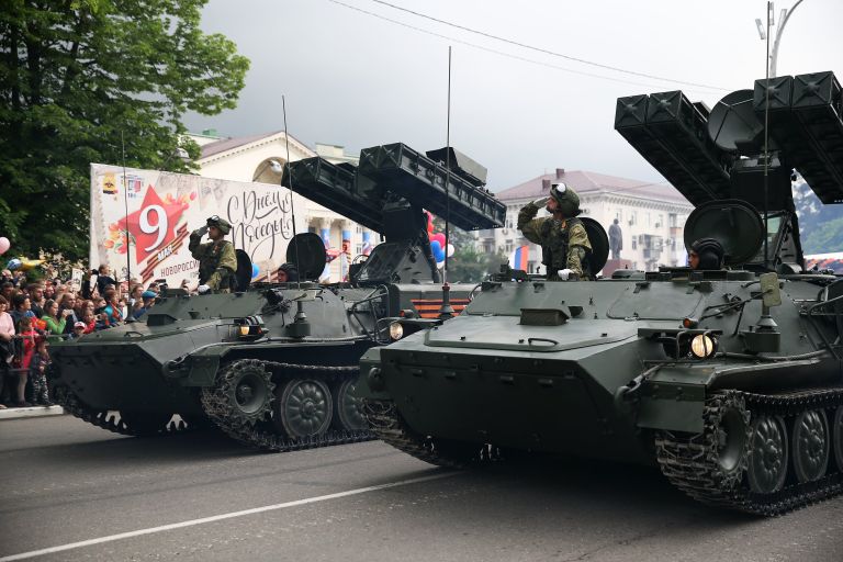 Зенитно-ракетный комплекс Стрела-10 на военном параде в Новороссийске, посвященном 73-й годовщине Победы в Великой Отечественной войне Зенитно-ракетный комплекс Стрела-10 на военном параде в Новороссийске, посвященном 73-й годовщине Победы в Великой Отечественной войне
