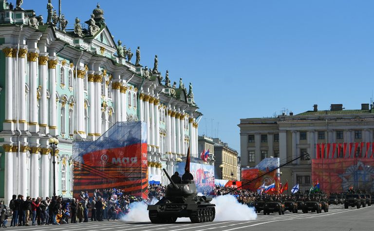 Танк Т-34-85 на военном параде в Санкт-Петербурге, посвященном 73-й годовщине Победы в Великой Отечественной войне Танк Т-34-85 на военном параде в Санкт-Петербурге, посвященном 73-й годовщине Победы в Великой Отечественной войне