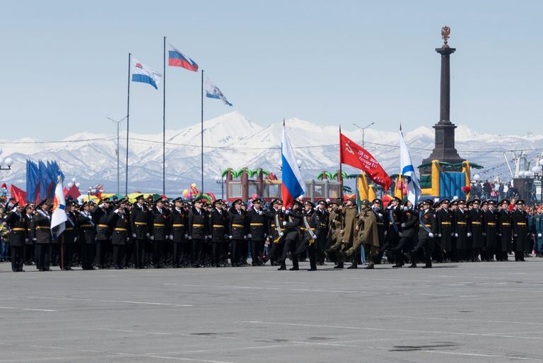 Парадный расчет с копией Знамени Победы, государственным флагом РФ на военном параде в Петропавловске-Камчатском, посвященном 73-й годовщине Великой Победы в Великой Отечественной войне Парадный расчет с копией Знамени Победы, государственным флагом РФ на военном параде в Петропавловске-Камчатском, посвященном 73-й годовщине Великой Победы в Великой Отечественной войне