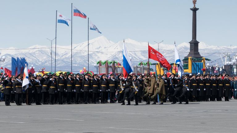 Парадный расчет с копией Знамени Победы, государственным флагом РФ на военном параде в Петропавловске-Камчатском, посвященном 73-й годовщине Великой Победы в Великой Отечественной войне