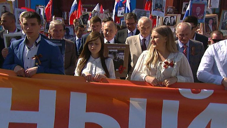 Путин в четвертый раз принял участие в акции Бессмертный полк Путин в четвертый раз принял участие в акции Бессмертный полк