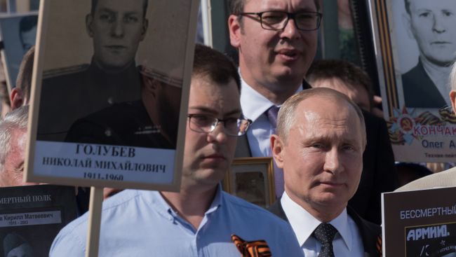 Президент РФ Владимир Путин принял участие в шествии Бессмертный полк. 9 мая 2018 Президент РФ Владимир Путин принял участие в шествии Бессмертный полк. 9 мая 2018