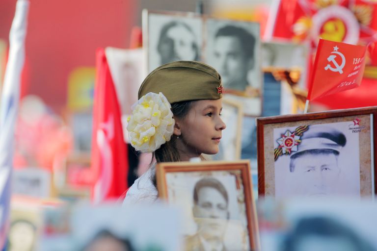 Девочка на акции Бессмертный полк в Москве Девочка на акции Бессмертный полк в Москве