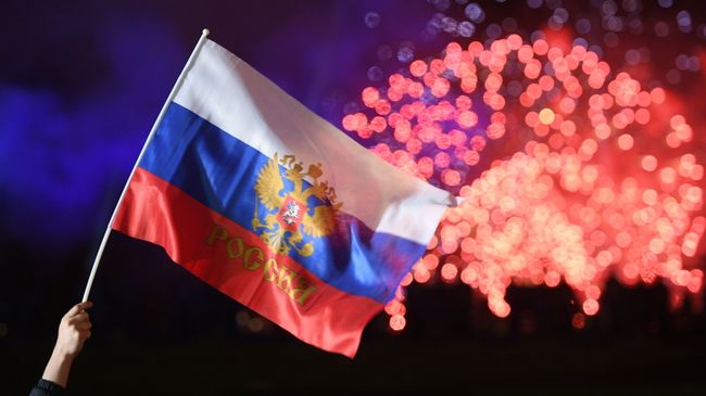 Праздничный салют в честь Дня Победы на Поклонной горе в Москве Праздничный салют в честь Дня Победы на Поклонной горе в Москве