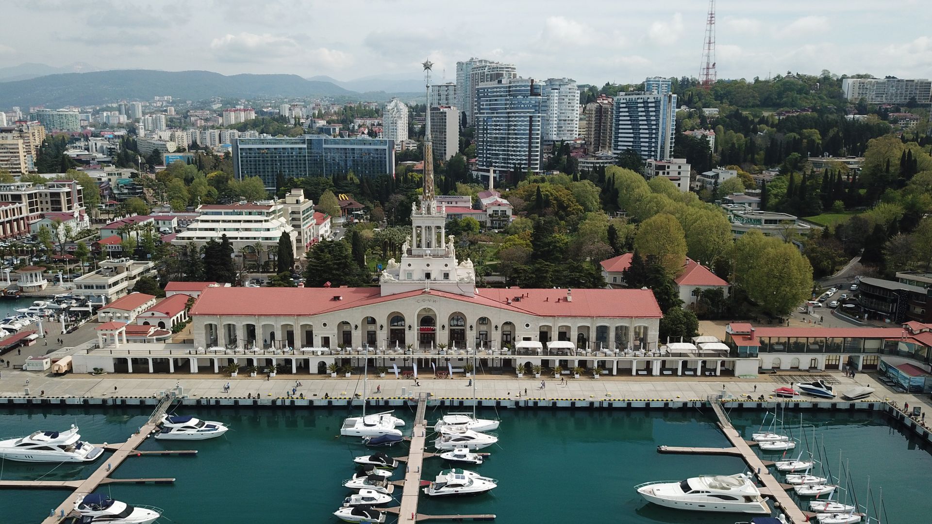 Вид на морской вокзал в Сочи Вид на морской вокзал в Сочи - РИА Новости, 1920, 19.07.2022