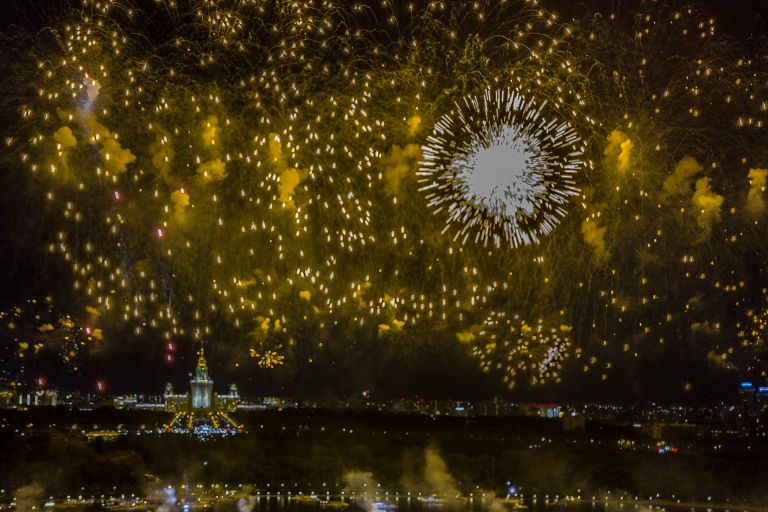 Праздничный салют в честь Дня Победы на Воробьевых горах в Москве Праздничный салют в честь Дня Победы на Воробьевых горах в Москве