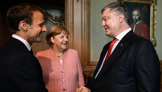 Президент Франции Эммануэль Макрон, канцлер Германии Ангела Меркель и президент Украины Петр Порошенко во время встречи в городе Аахен в Германии. 10 мая 2018 Президент Франции Эммануэль Макрон, канцлер Германии Ангела Меркель и президент Украины Петр Порошенко во время встречи в городе Аахен в Германии. 10 мая 2018