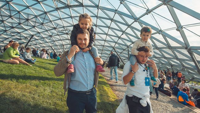Отдыхающие в парке Зарядье в Москве Отдыхающие в парке Зарядье в Москве