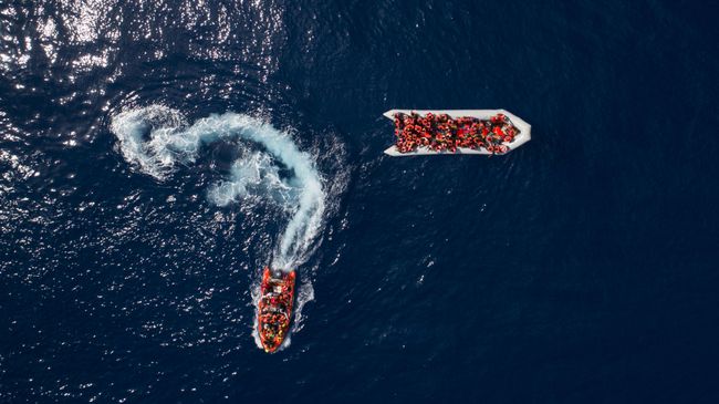 Испанская организация Proactiva Open Arms спасает мигрантов и беженцев у берегов Ливии 