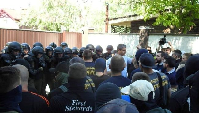 Потасовка у дома Сергея Левочкина в Киевской области. 10 мая 2018 Потасовка у дома Сергея Левочкина в Киевской области. 10 мая 2018