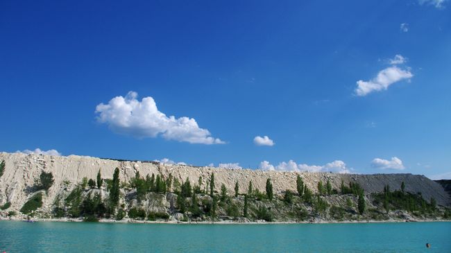 Заброшенный карьер в селе Скалистое Бахчисарайского района, который в народе называют Марсианским озером Заброшенный карьер в селе Скалистое Бахчисарайского района, который в народе называют Марсианским озером