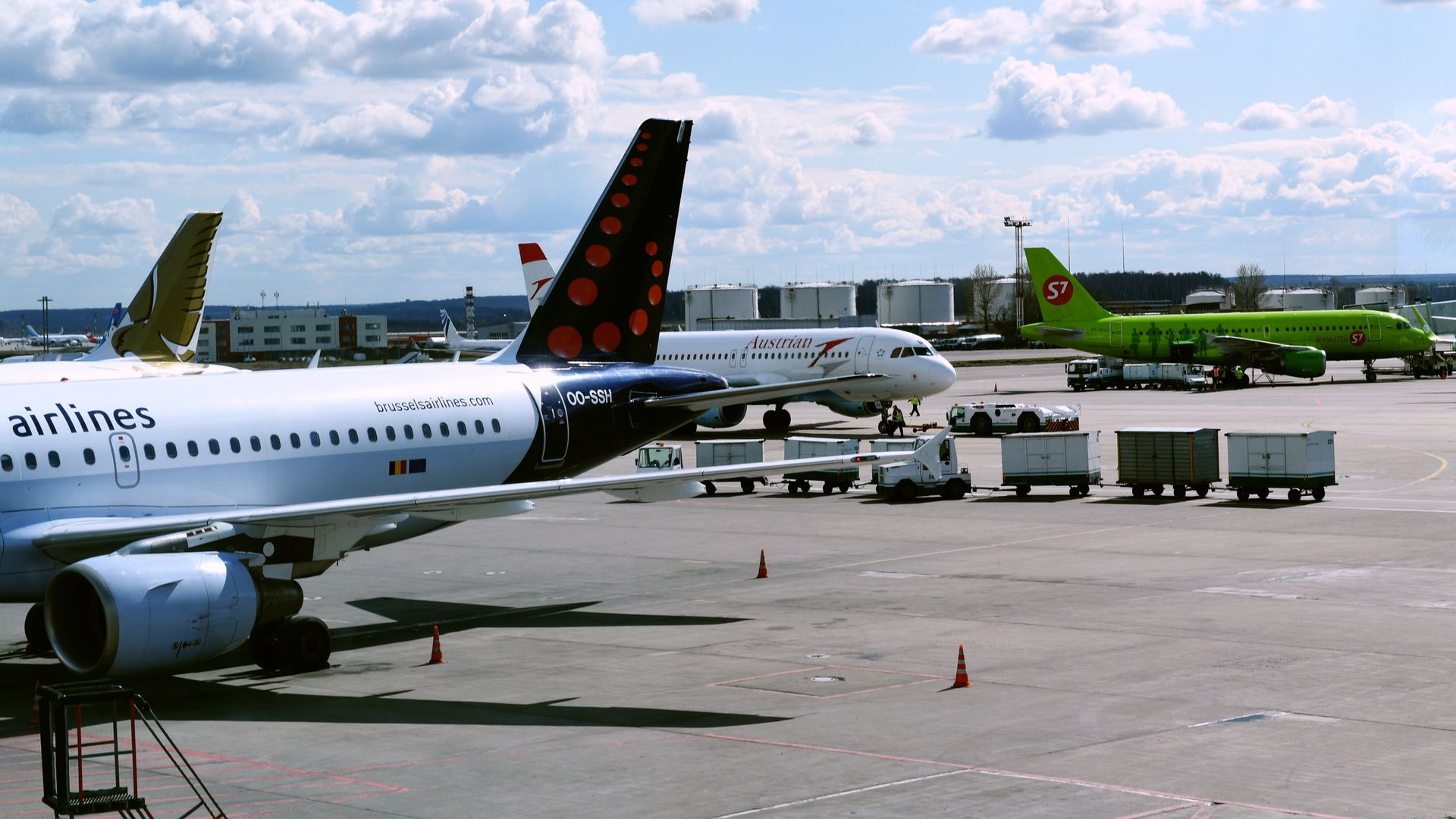 Самолеты авиакомпаний Brussels airlines, Austrian airlines и S7 в аэропорту Домодедово Самолеты авиакомпаний Brussels airlines, Austrian airlines и S7 в аэропорту Домодедово - РИА Новости, 1920, 25.05.2021