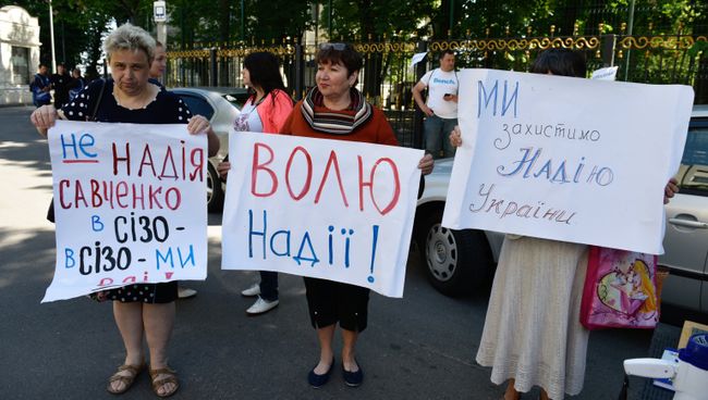 Участники акции в поддержку Надежды Савченко в день её рождения у следственного изолятора СБУ в Киеве, где она содержится Участники акции в поддержку Надежды Савченко в день её рождения у следственного изолятора СБУ в Киеве, где она содержится